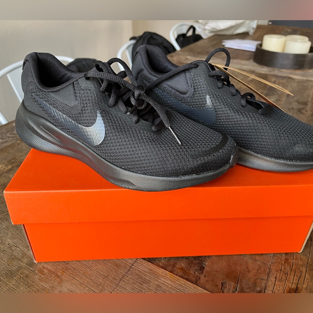 Nike Revolution 7 shoes